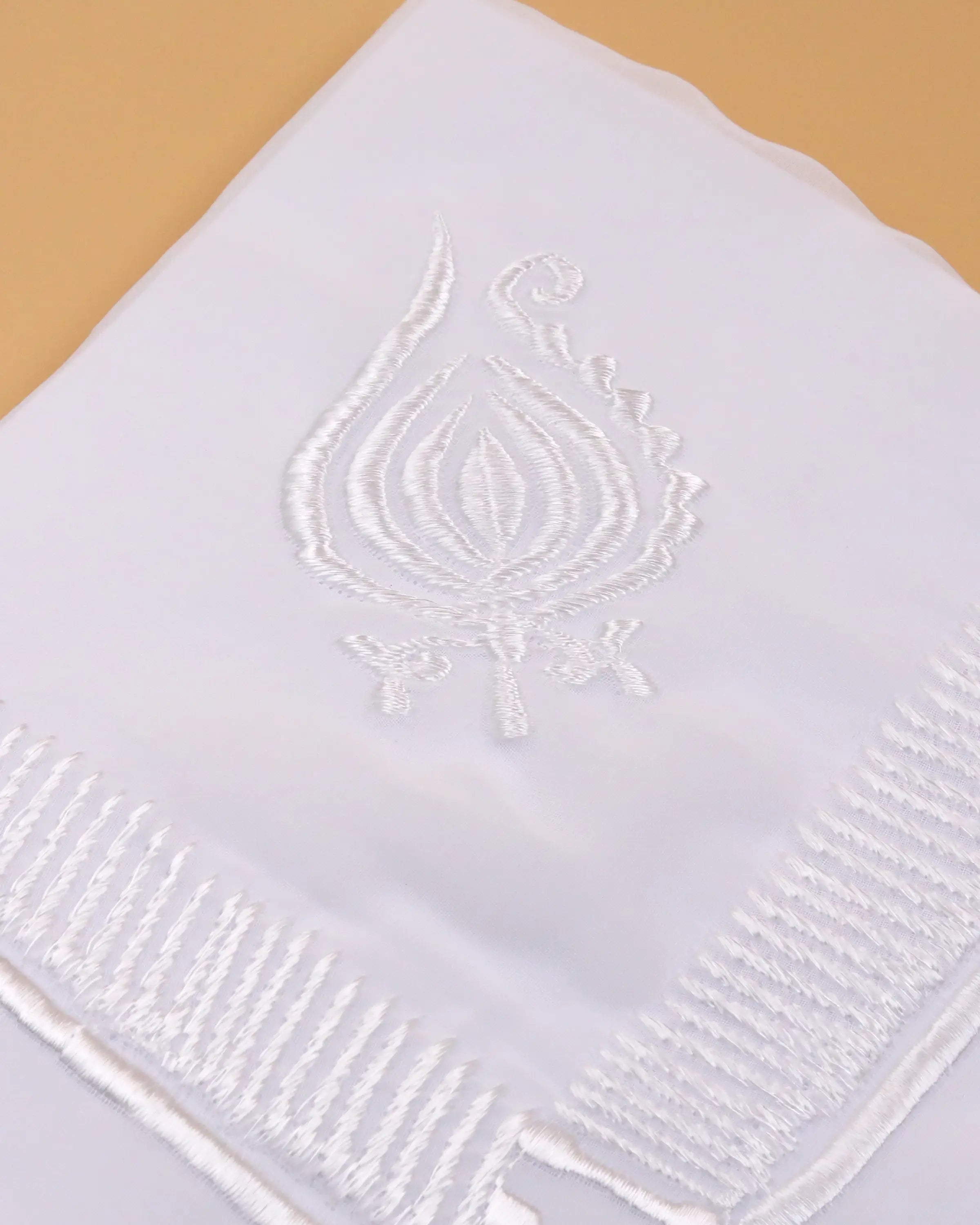 غترة الخطية نقش وسط مكفوف